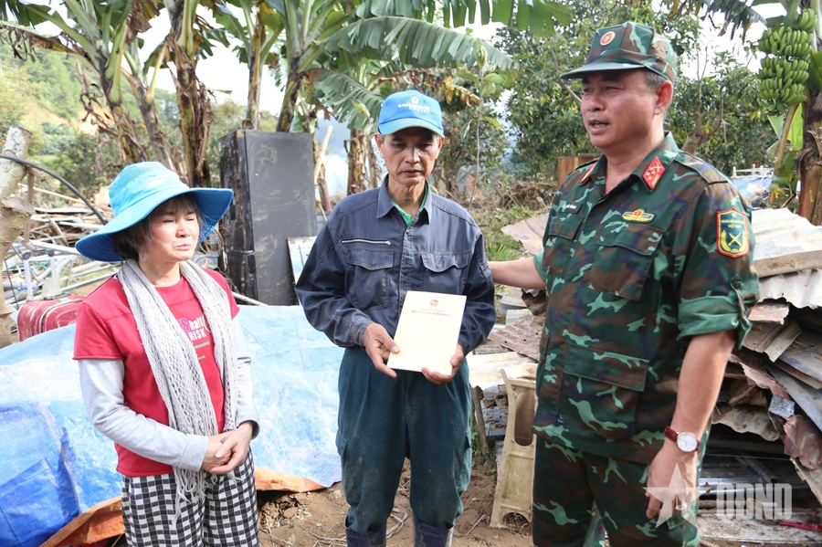 Quân khu 7 trao tặng quà hỗ trợ tỉnh Lâm Đồng khắc phục thiên tai